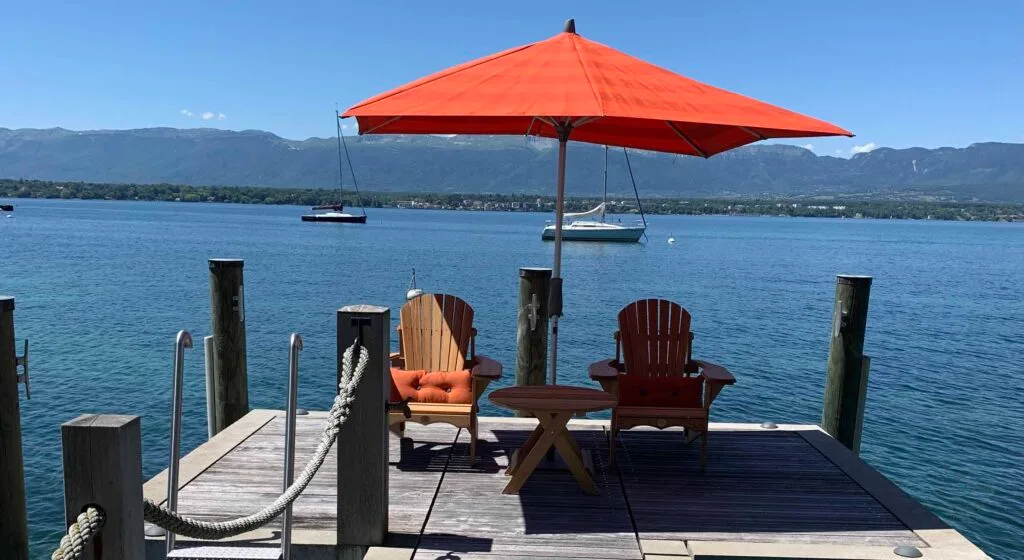 2 kanadische Bear Chair am See mit einem Folding Table