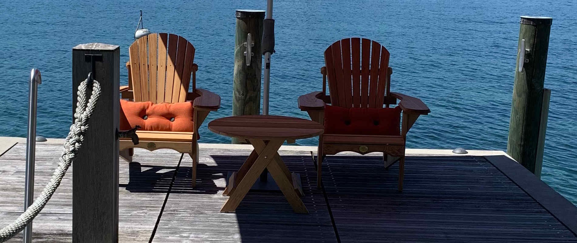 Western Red Cedar Gartenmöbel vor einem Ferienhaus am See.